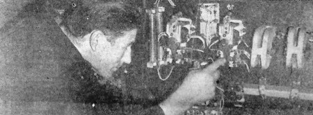 Иваск Вольдемар групповой механик ТМРП проверяет электрооборудование портального крана – 21 10 1968