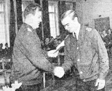 Марголин Я. Н. начальник морской школы вручает аттестат  об окончании курсанту-отличнику Оэсельг А. 16 ноября 1971