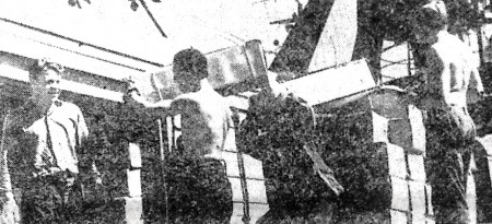 короба с мороженой  рыбой  грузятся  в  вагоны июнь 1968 субботний день в порту