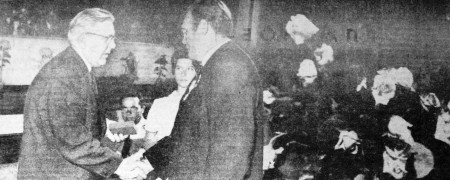 Зампред Президиума ВС ЭССР Ансберг А. вручает орден Трудового Красного Знамени мастеру добычи Степовикову Николаю 14 июля 1971