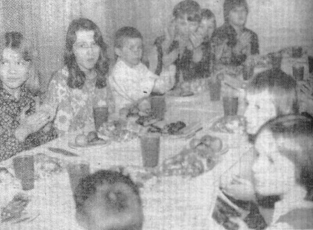 Именинники за праздничным ужином - подшефный  детский дом № 2 13 02 1979