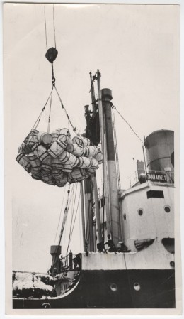 Выгрузка тары с базового корабля Яан Анвельт 1967 г.