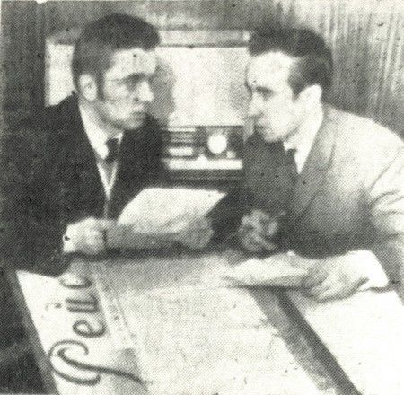 Короленко  Олег матрос 1 кл.   (справа) и  электрорадионавигатор  Дмитрий  Лыско - члены  редколлегии   - ТР  Иней 1966 год