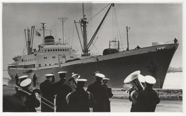 ТР   Бора  -  торжественная   встреча  в  порту  1980  год