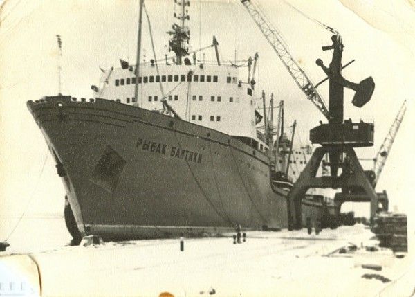 южная сторона порта в 1975г. рыбак балтики перегнали на сахалин.