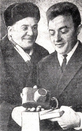 Минич  П. стармех справа и В. Помозов от профком ТБТФ - СРТ-4590 - 16 марта 1968