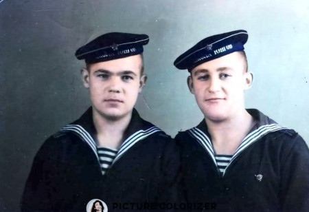 Андреев Николай Иванович курсант школы юнгов Выборга слева 1950 г
