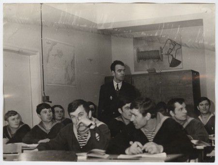 Курсанты ТМШ  ЭРПО  «Океан» на уроке управления судном 1972