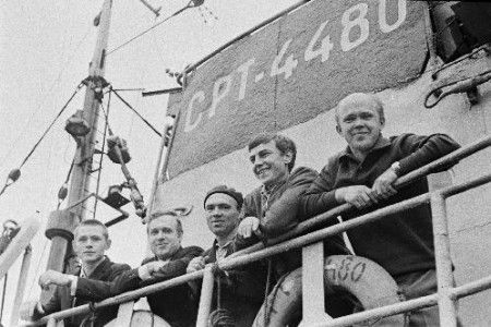 СРТ-4480 объединения Океан - матросы В. Цыба (слева на право), В. Ваяк, В. Терешкин, В. Кююле и Г. Пару после успешного рейса. 02  1969