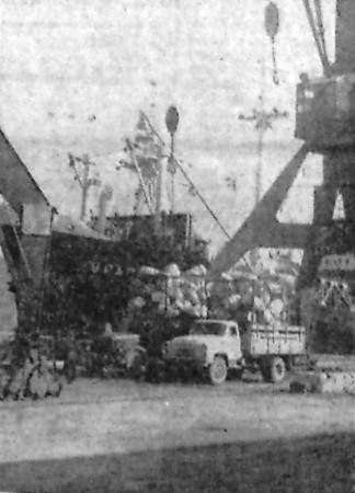 судно принимает груз  перед отправлением в море - ПБ Урал  02 08 1967