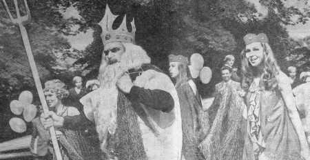 Нептун со своей свитой направляется в Летний театр на  праздник рыбаков – 18 07 1974