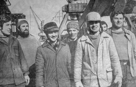 Мысик И.  (второй справа) со своей бригадой. – ТМРП  04 04 1974