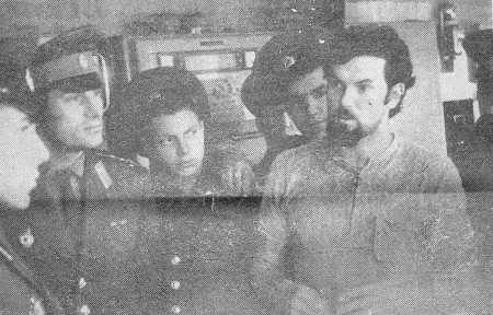 Кутсер Тийт 4-й помощник капитана (справа) и экскурсанты воины-матросовцы - РТМС-7510 Мустъярв 02 12 1975