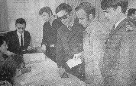 рыбаки получают бюллетени для голосования - 19 06 1973
