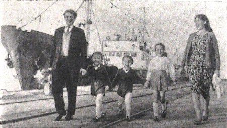 рыбмастер  Михаил  Виноградов  с  сыновьями и женой  Марией   Михайловной   СРТР-9040  - июль  1966  года