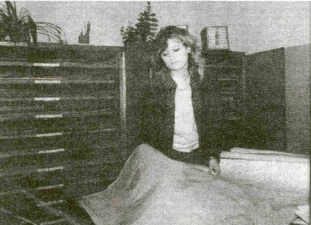 Ивонина Ирина подбирает карты для корректуры. – 14 07  1991