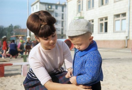 воспитательница  детского  сада Херсонского судостроительного завода Анна Ковганова со своим воспитанником 1970-е годы.