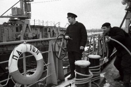 Новый плавучий док привела калининградская команда - на фото старпом Горбачевский В. и матрос Кожевников И. 1962