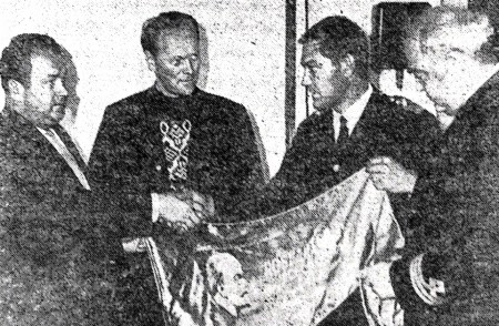 Игорь  Клочко  капитан-директор получает знамя от В. В Чернухина - ТР  Бриз  02 октябрь 1968