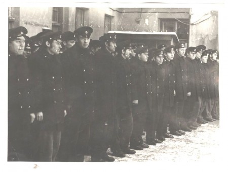 курсанты ТМШ ЭРПО ОКЕАН перед зданием школы 1972