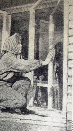 Гмиря Клавдия Александровна работник управления ЭРПО Океан на субботнике 20 апрель 1972