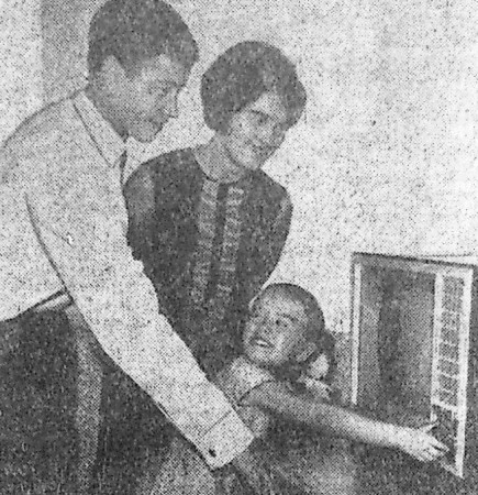 Шестилетняя Иринка Малышева первой зажигает голубой экран нового телевизора – ТБОРФ 05 11 1966