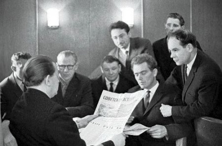 Южаков Н. 1-й помощник  ПР Альбатрос зачитывает газету рыбакам о 23 съезде КПСС  - 04 05 1966.