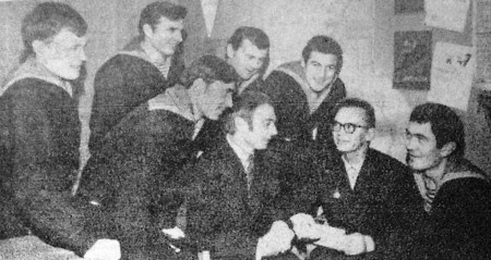 Гайдай Леонид  и Зацепин Александр беседуют с курсантами ТМШ -  ноябрь 1971