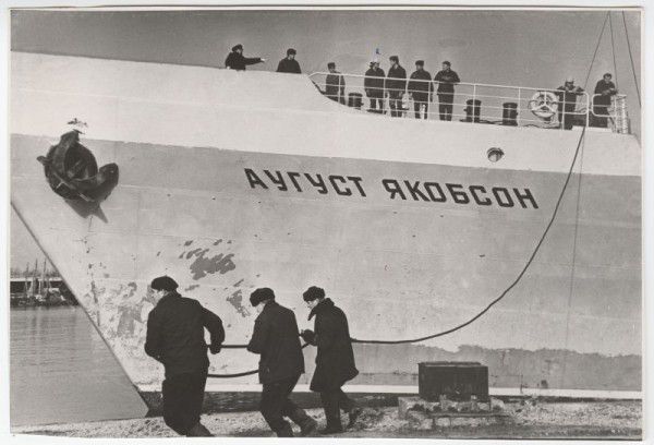 ТР  Август   Якобсон   - швартовка  в  порту   1967   год