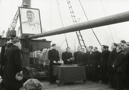 Митинг в порту  по случаю смерти И. В. Сталина  1953