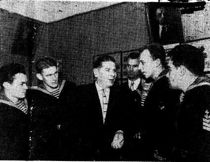 О.А.Миленин - курсант ТМУРП в 1961 году, слева с депутатом  Ф.Валда