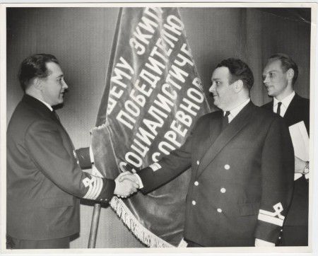 капитан директор ТР  Иней - А.  Сиимер  получает  переходящее  красное  знамя  1964 год