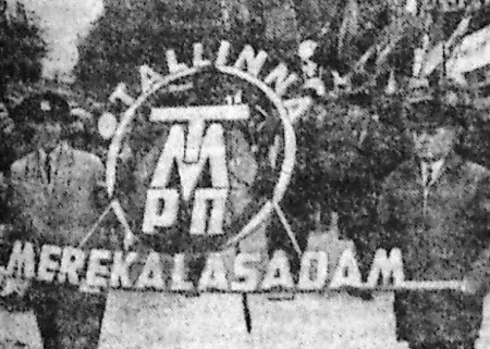 Первомайская демонстрация – идут работники ТМРП – 07 05 1969