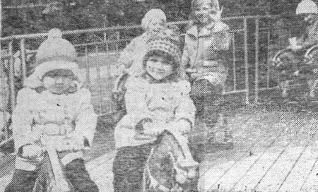 Малышам особенно приглянулись карусели - на Дней защиты детей ЭРПО Океан 10  06 1976