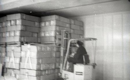 Холодильный трюм. Разгрузка коробов с рыбой в порту Пальяссааре. 1981