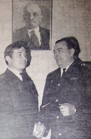 секретарь парткома объединения Г. Н. Рубанским поздравляет Ю. Спихина и вручает ему диплом 16 января 1975 года