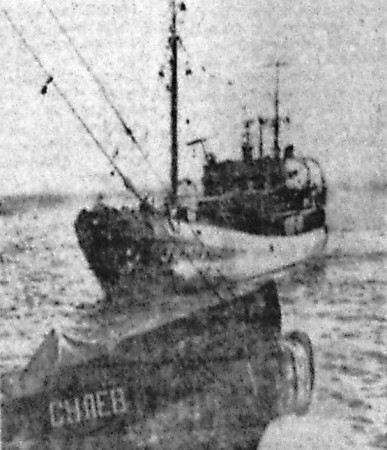 СРТ-4529 швартуется в порту 25 октября -  ТБОРФ   29 10 1969
