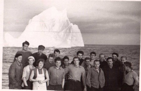 Танкер "Александр Лейнер", весь экипаж кроме вахты встречает первый айсберг на пути к полуострову Лабрадор. На месте крушения "Титаника", по пути на Большую Ньюфаундлендскую банку. 1964 г. 1й ряд нижн