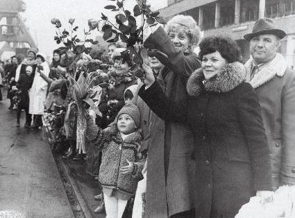 Родственники членов экипажа СРТМ Цветково встречают моряков в порту. 1983