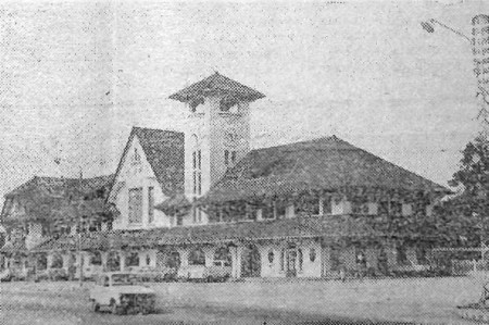 Наши суда  частые гости в портах Африки. Железнодорожный вокзал в Пуэнт-Нуаре (Народная Республика Конго) - 17 07 1975