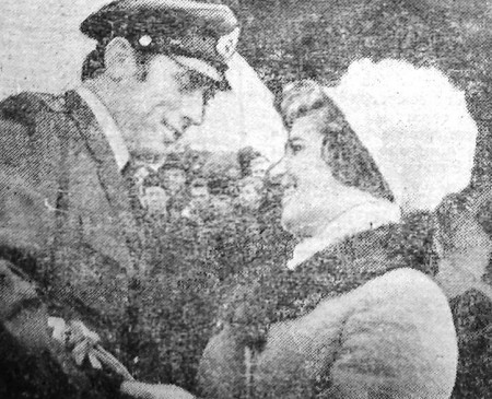 Встреча членов экипажа родными  - плаврыбозавод  Рыбак Балтики 17 03 1973