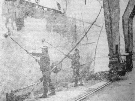 Пименов В. и В. Брадулов курсанты ТМШ на практике  на ТР Ханс Пегельман в день субботника  красили корпус судна - 23 04 1974