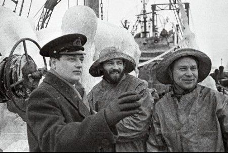 Миколаюнас А.  второй помощник капитана  и матросы  Н. Горячев и  И. Глошин  на СРТ-4451 -  1966 год