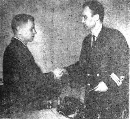 Феофанов И. О. секретарь парткома КПЭ ТБРФ  вручает партийный билет В. Спицыну – ТБОРФ 01 01  1967