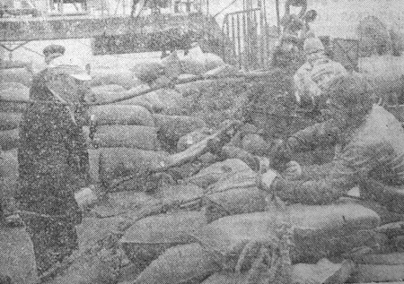 На РТМ Юлемисте сдают рыбную муку на плавбазу – 19 08 1975