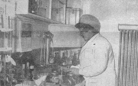 Артюшевская Раиса заведующая лабораторией проверяет качество продукции - ПБ РЫБАК БАЛТИКИ 28  06 1973
