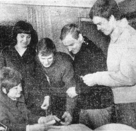 Гильманова-Головина  Л. инструктор  культбазы распространяет билеты на концерты среди членов экипажа ПР Крейцвальд 30 мая 1971