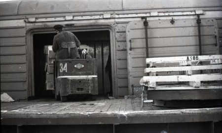 погрузка коробов в порту Пальясааре в вагоны