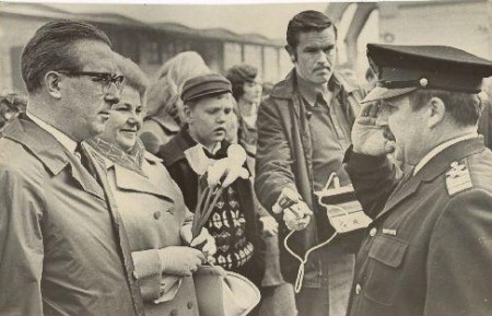 Каллион Игорь мэр Таллинна  поздравляет моряков Рыбака Балтики (капитан отдает честь) 1970-е