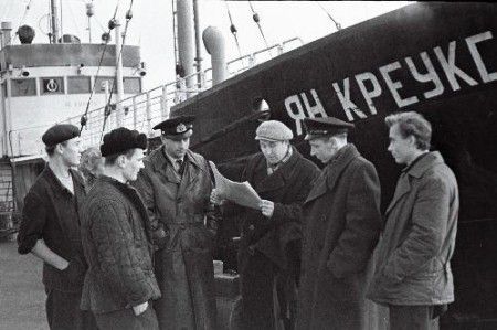 матросы танкера  Ян  Креукс  1959 изучают материалы сессии Верховного Совета СССР -1959 гоод
